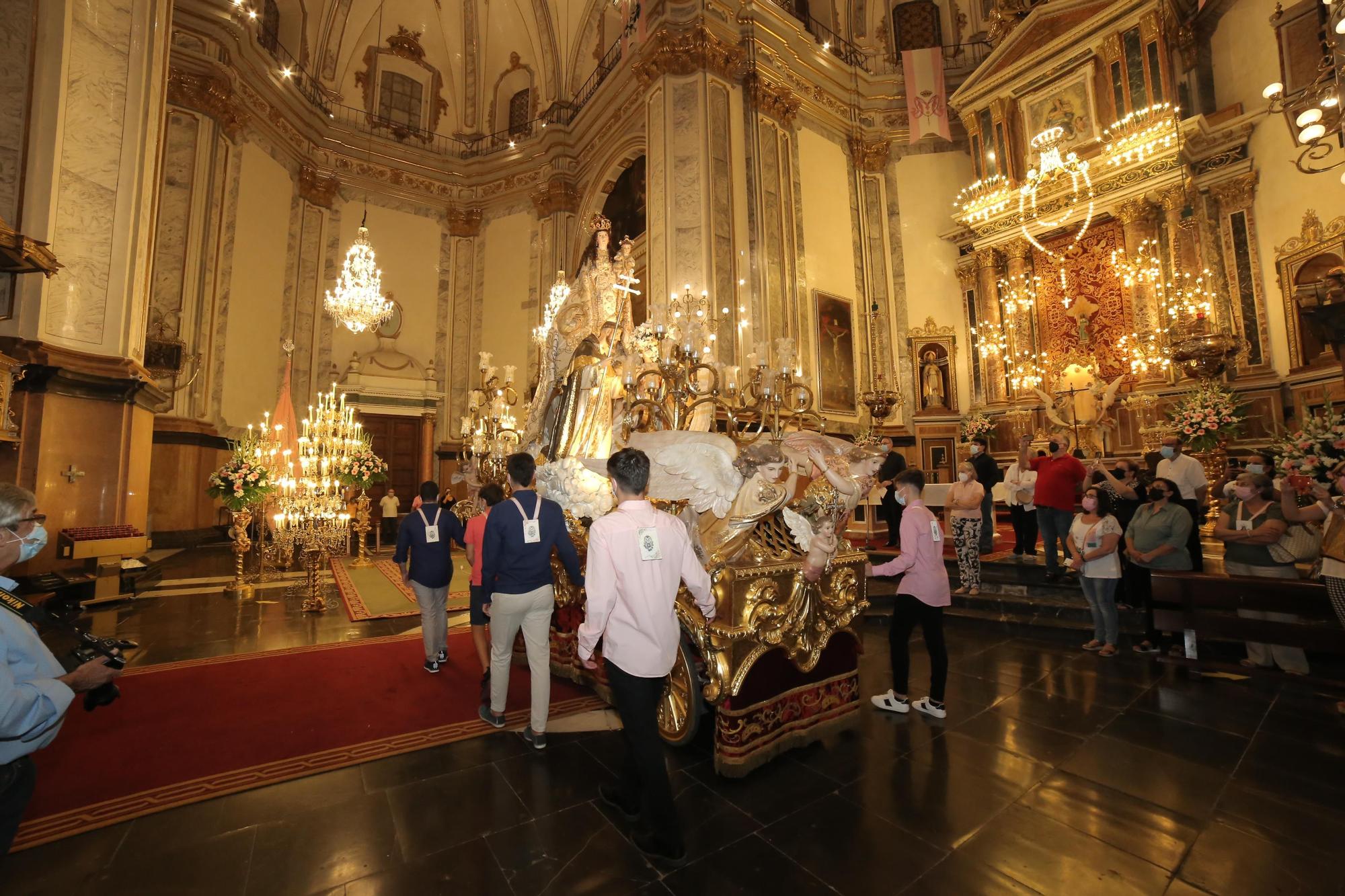 La Virgen del Rosario llega a la arciprestal para sus fiestas en Vila-real