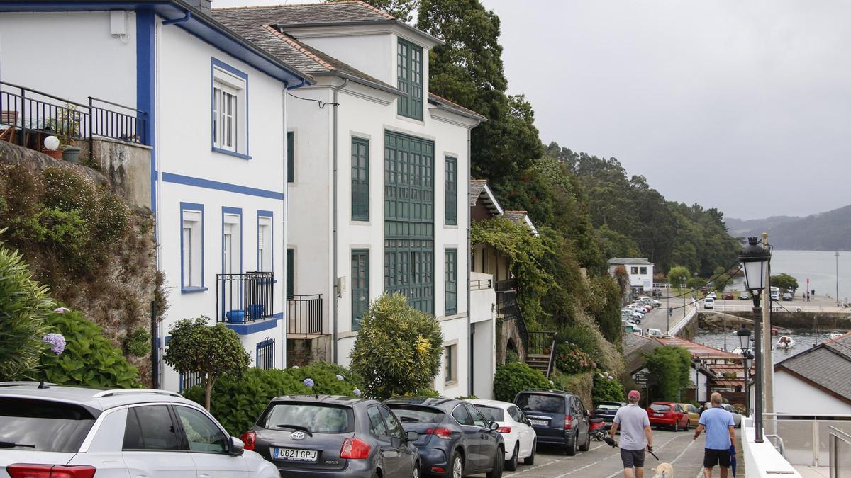 Una imagen de archivo de la bajada al muelle de Castropol.
