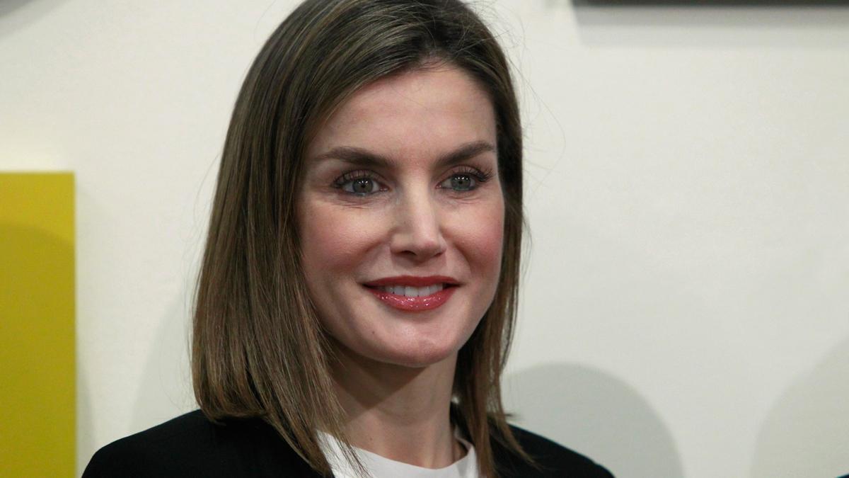 Letizia Ortiz repite con la capa de Zara