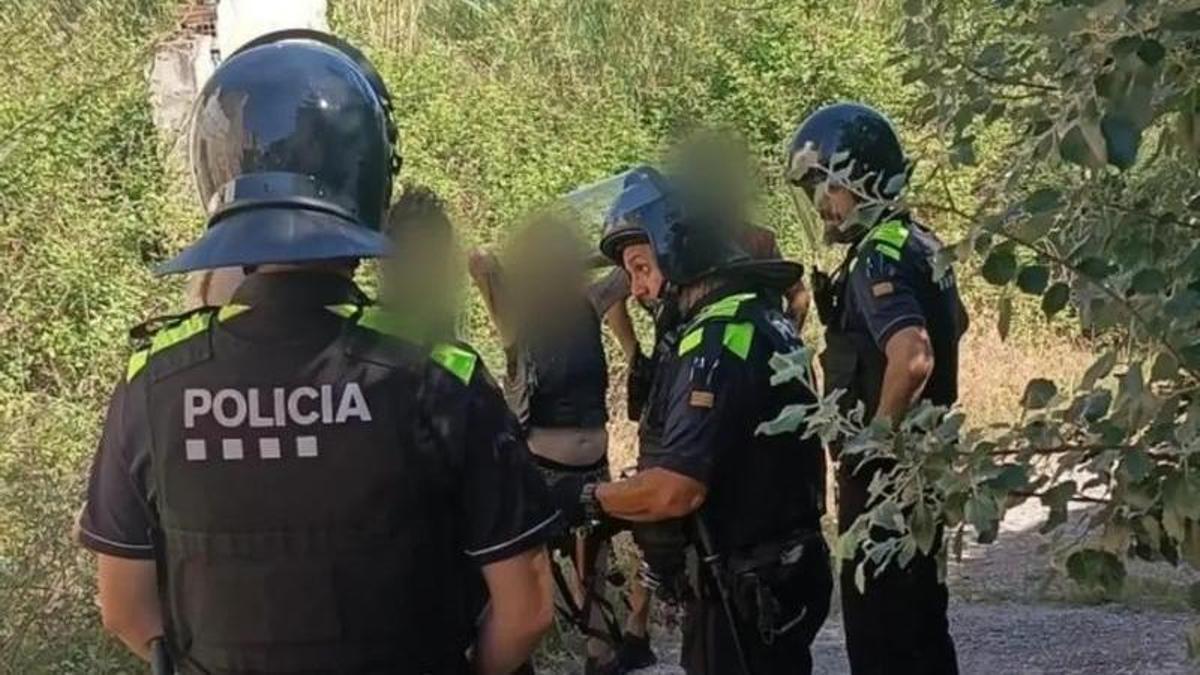 La Policia Local de Martorell identificxants els presumptes okupes