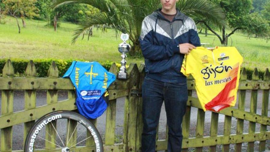 Iván García, con los maillots de Asturias y Copa España y el trofeo de Besaya.