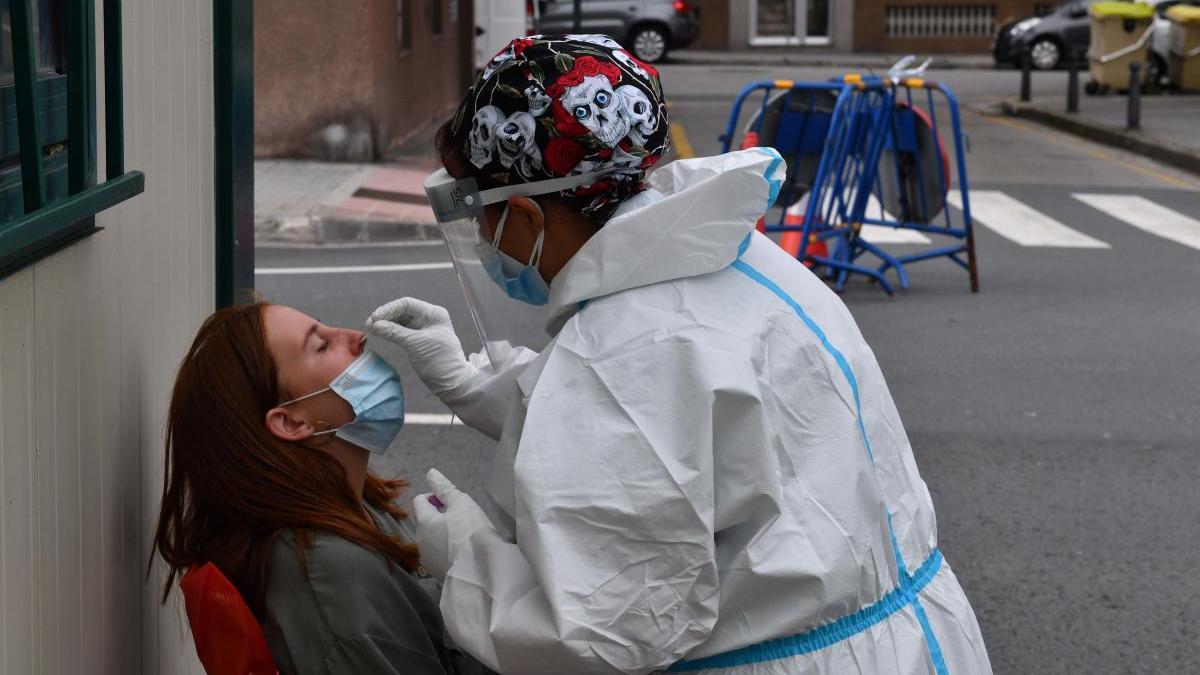 Una sanitaria realizando una prueba PCR a una mujer. / V.E.