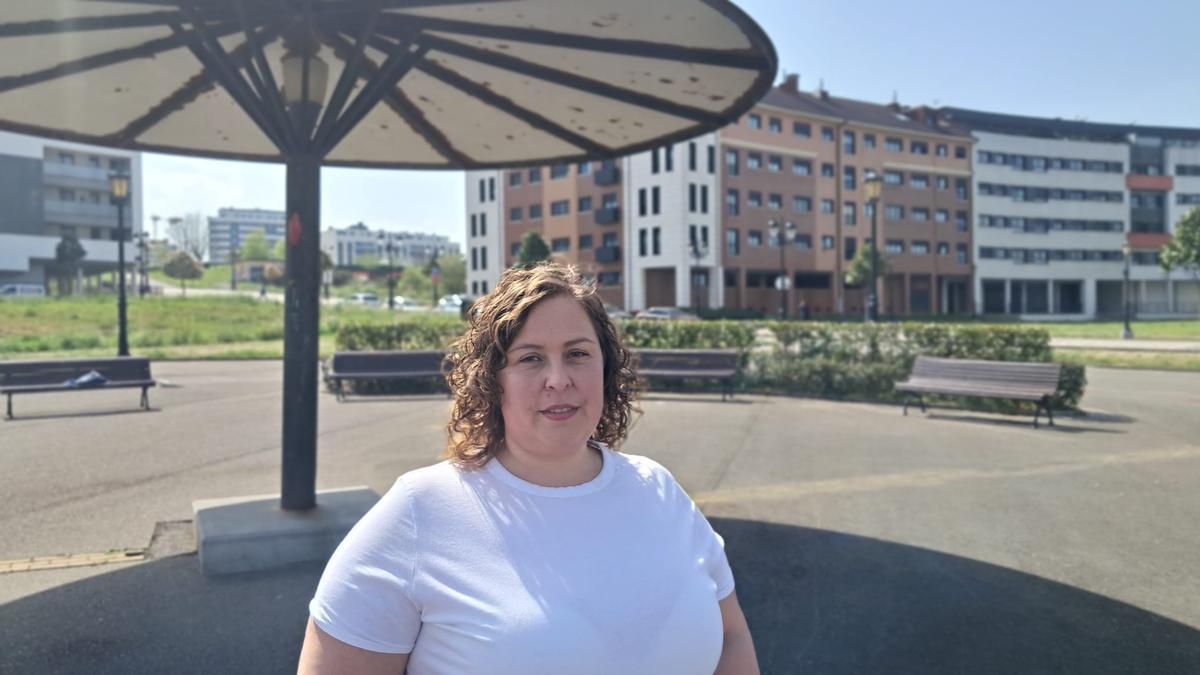 Noelia Castaño en el entorno del parque infantil del barrio.