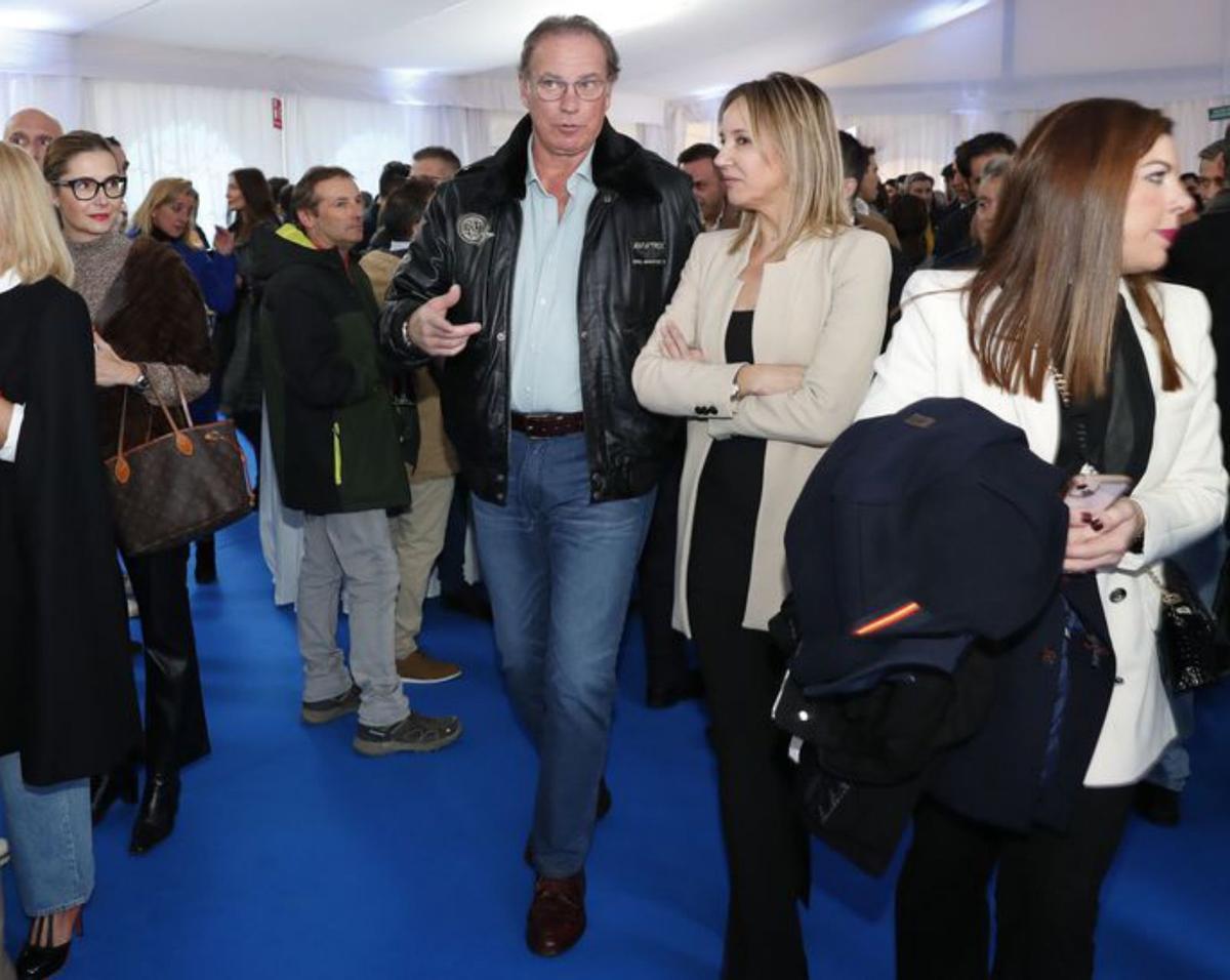 Personal de Vegalsa-Eroski en el estreno de la tienda.  |  // R. GROBAS