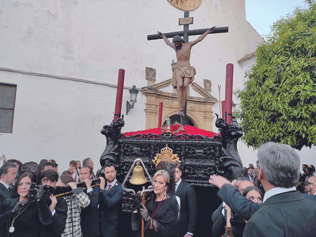 CRISTO DE LA BUENA MUERTE   ES PORTADO POR AUTORIDADES MUNICIPALES.