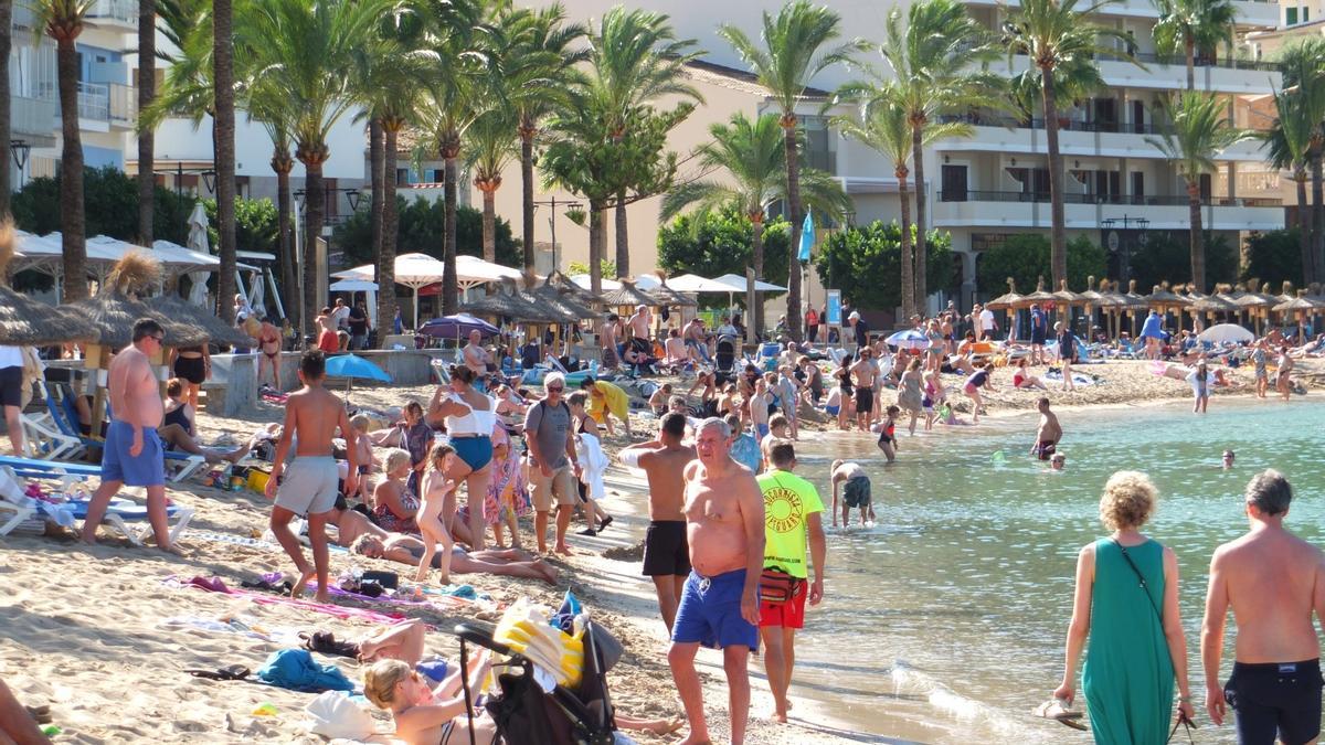 Playas a rebosar en el Port de Sóller
