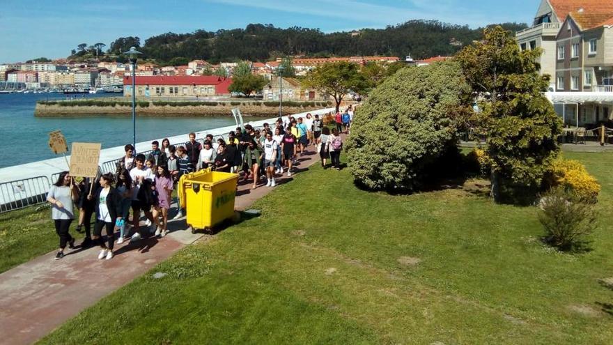 Participantes en el &quot;acto por el clima&quot; celebrado hoy en la playa Rodeira y en el Concello