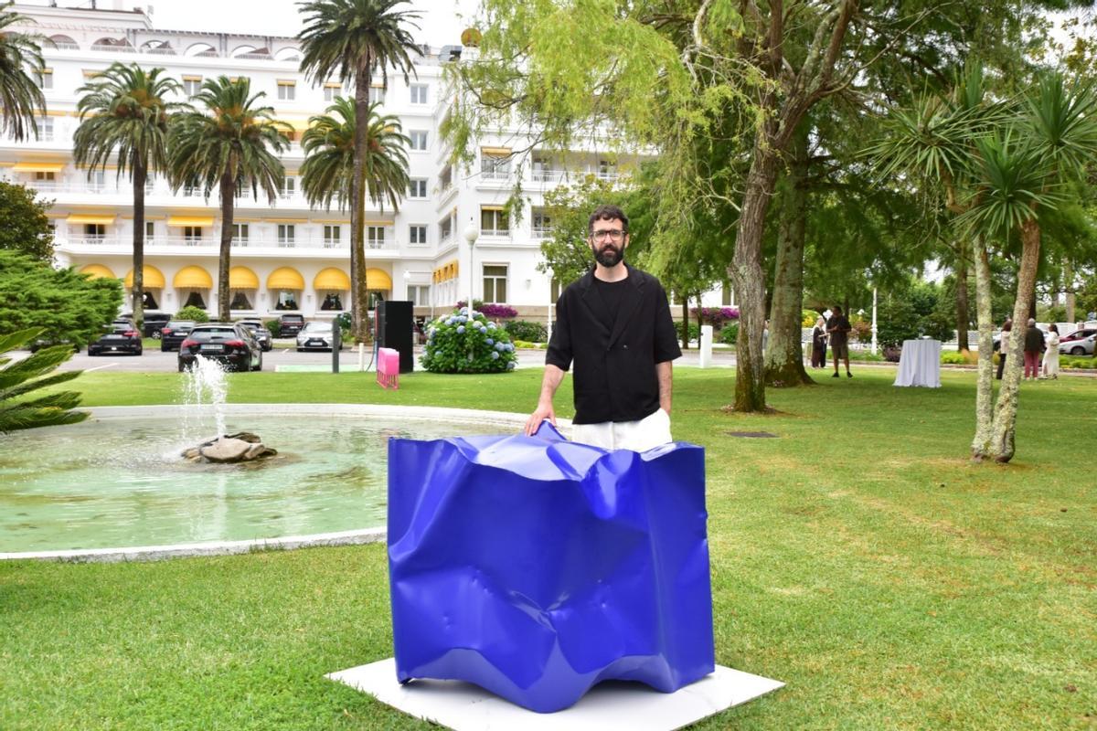 La inauguración de «Doble paisaje», una exposición del artista Efraim Ortega que puede verse en los jardines del Eurostars Gran Hotel La Toja.