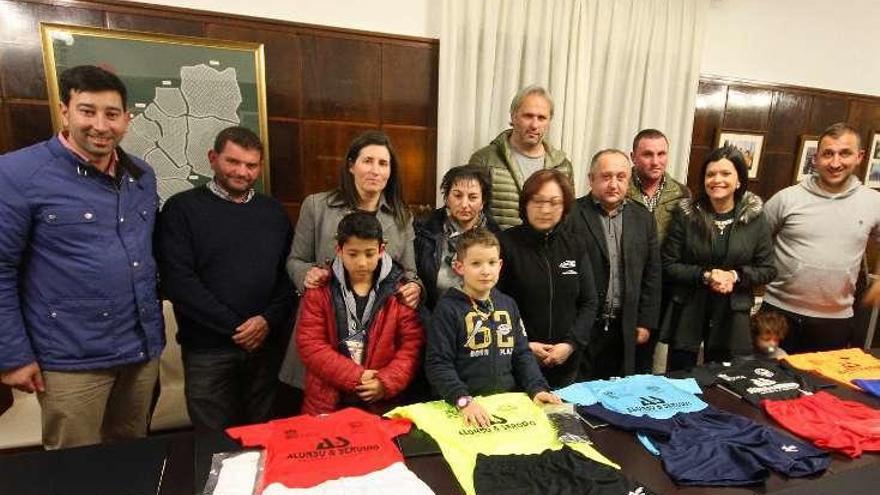 Acto de entrega de la equipación deportiva en el Concello. // D. P.