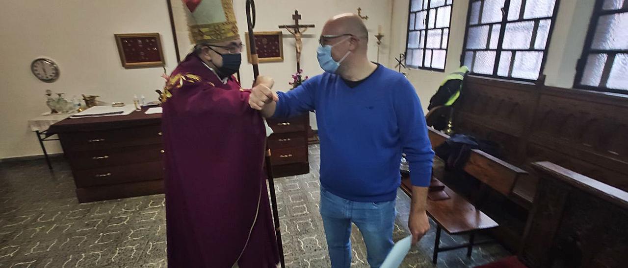 El Arzobispo Jesús Sanz saluda al misionero Alfonso Pombo en la sacristía del Convento de Mieres. | A. Velasco