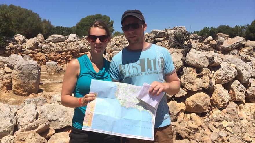 Turistas en el poblado talayótico de Capocorb Vell.