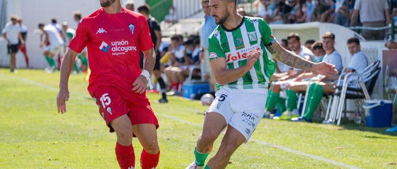 Imagen del duelo entre Alcoyano y Atlético Sanluqueño