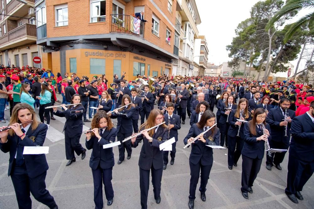 El general Francisco Grau abre las fiestas dirigiendo a los 700 músicos de las 12 bandas que interpretan el pasodoble «Petrel»