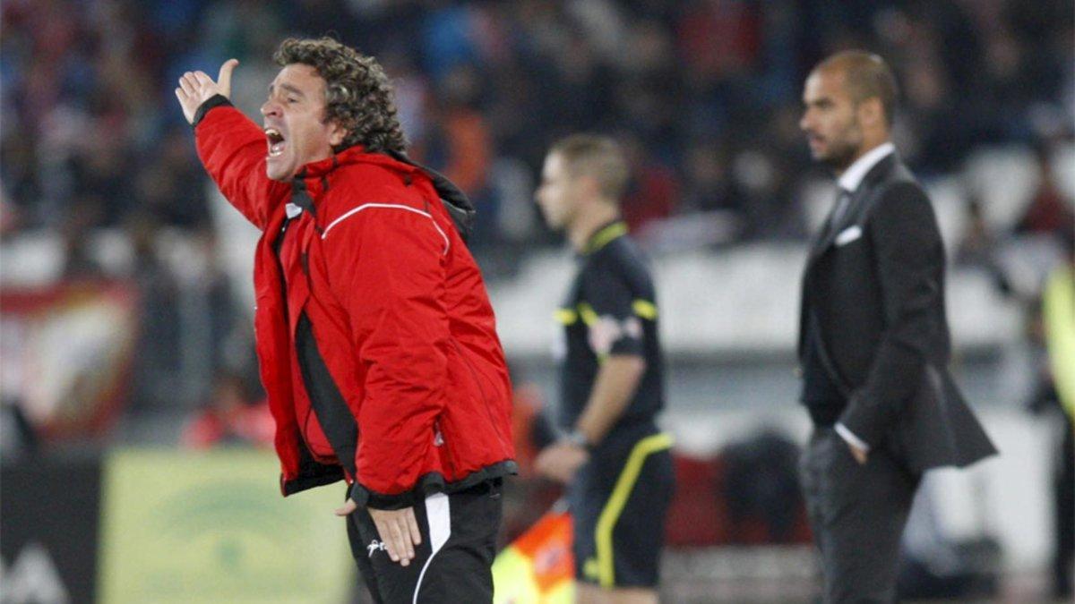 Juanma Lillo y Pep Guardiola durante un Almería-Barça de la Liga 2010/11