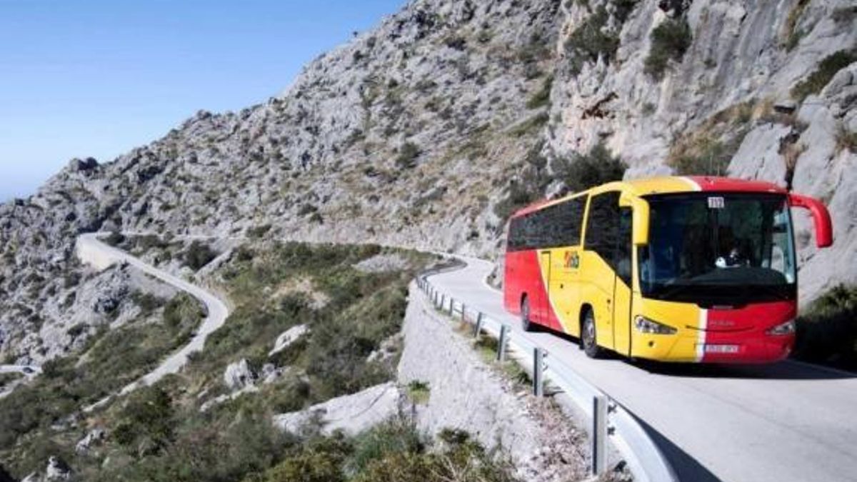 Ein TIB-Überlandbus in der Serra de Tramuntana.