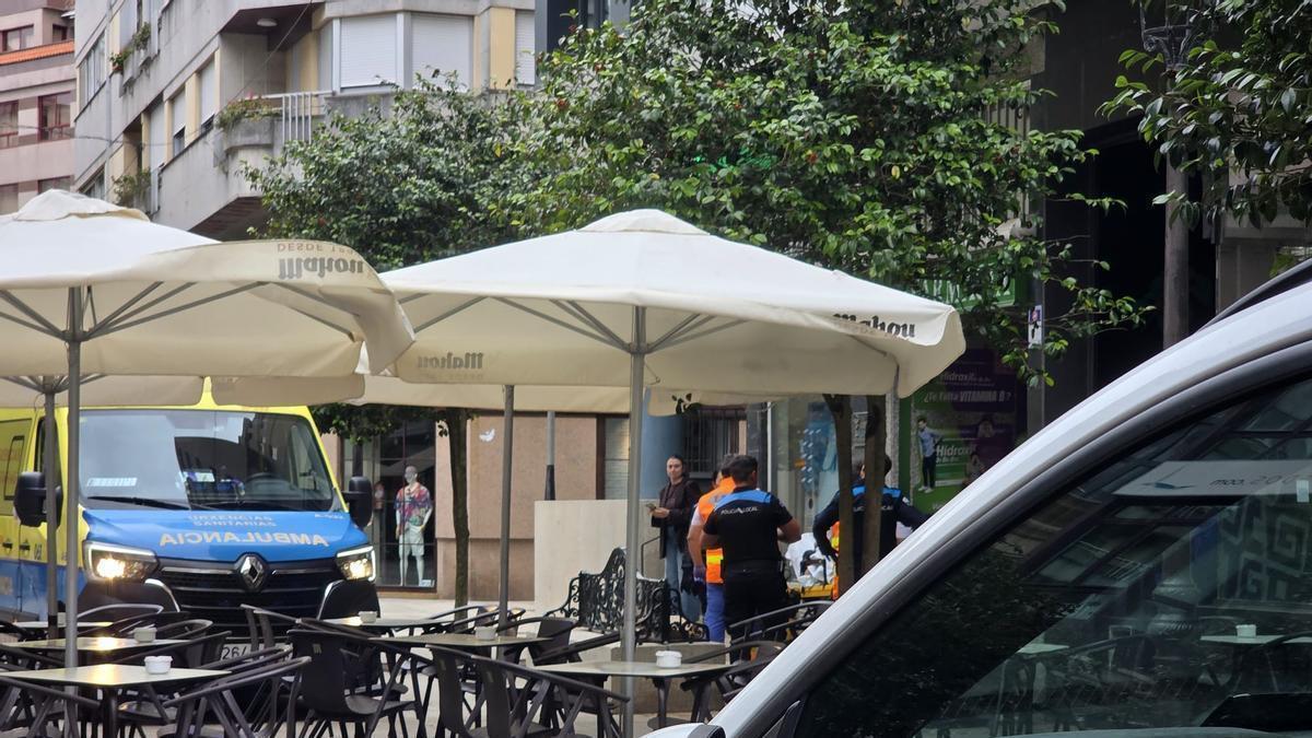 El lugar en el que se produjo el operativo y, al fondo, la tienda en la que se registró el supuesto intento de robo.