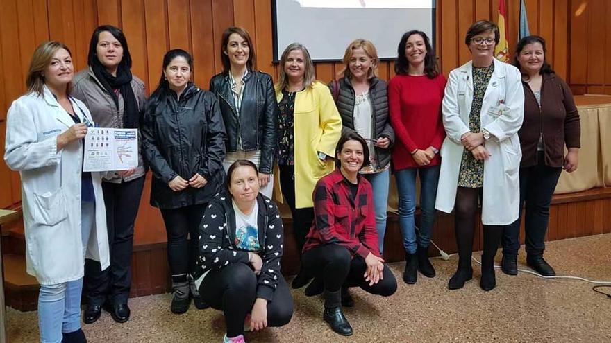 Personal sanitario y técnicas municipales, durante la presentación de la Semana Saludable en el Hospital de Jarrio.