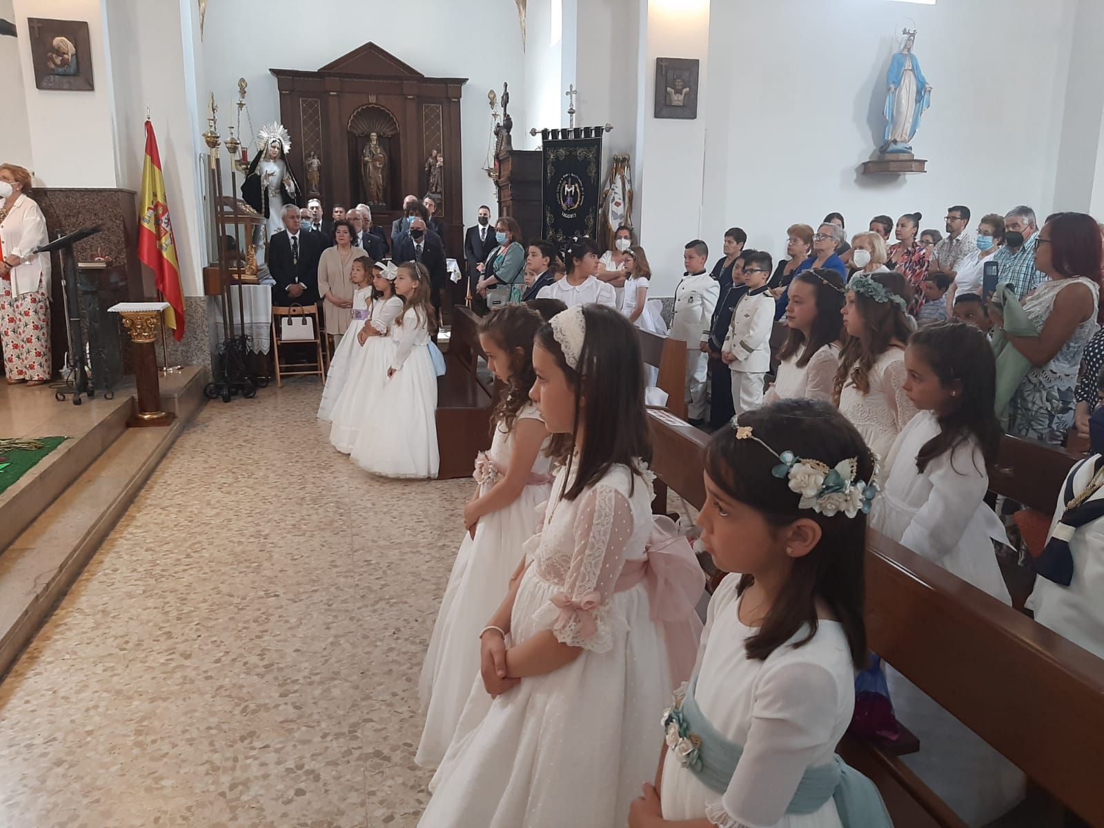 Lugones celebra el Corpus: así ha sido la jornada con alfombras florales y niños de comunión