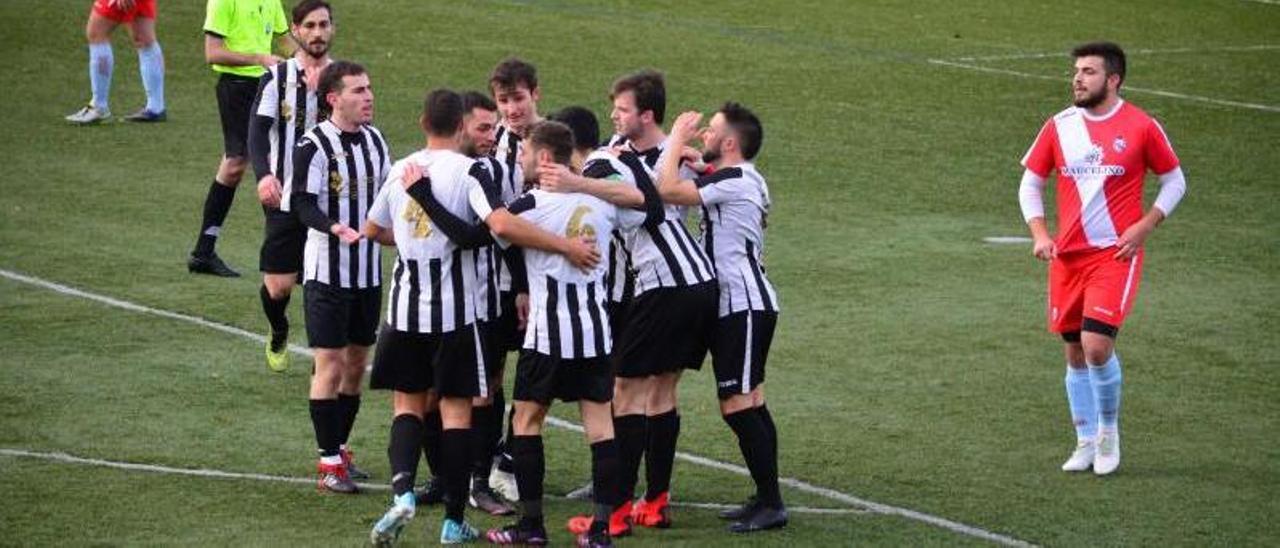 Futbolistas del Club Deportivo Bueu celebran uno de los goles marcados ayer. |  // GONZALO NÚÑEZ