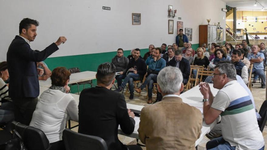 Un momento de la reunión mantenida días atrás entre el Ayuntamiento de La Laguna y los vecinos.