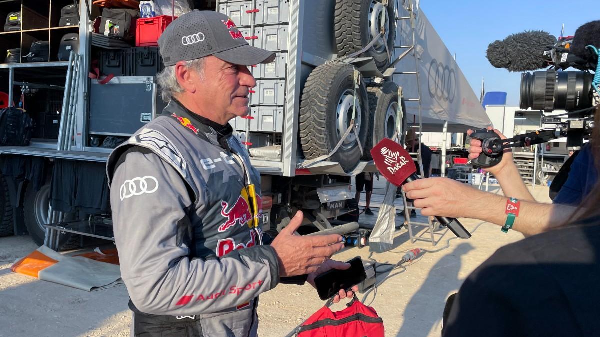 Carlos Sainz, atendiendo a los medios
