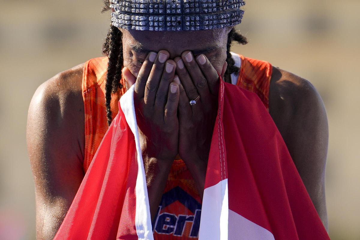 Sifan Hassan, tras ganar la maratón femenina de los Juegos de París.