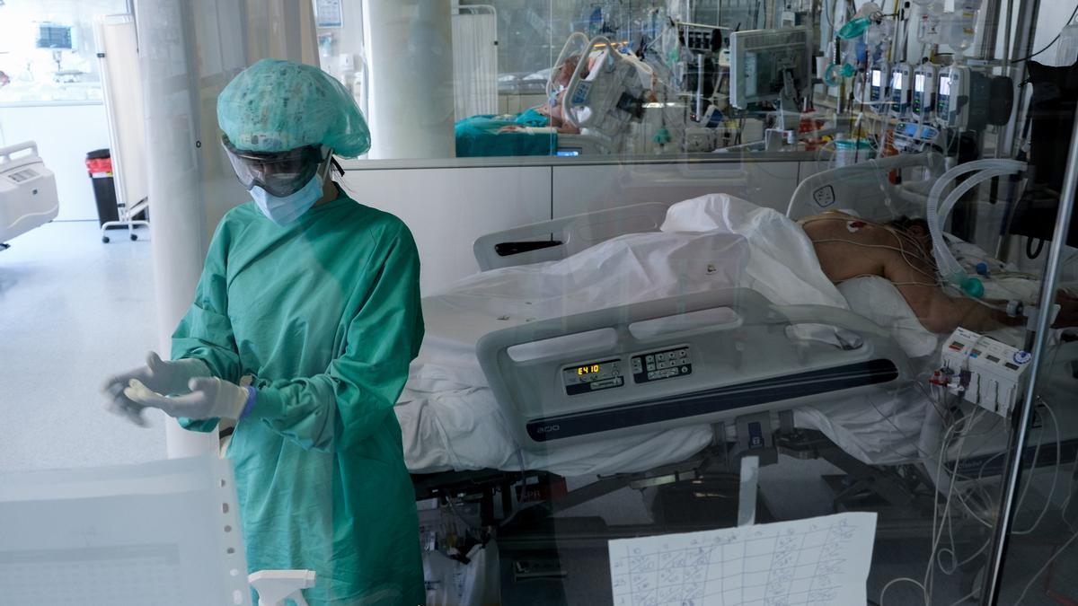 Actividad en la UCI del Hospital de Torrevieja hace algunas semanas.