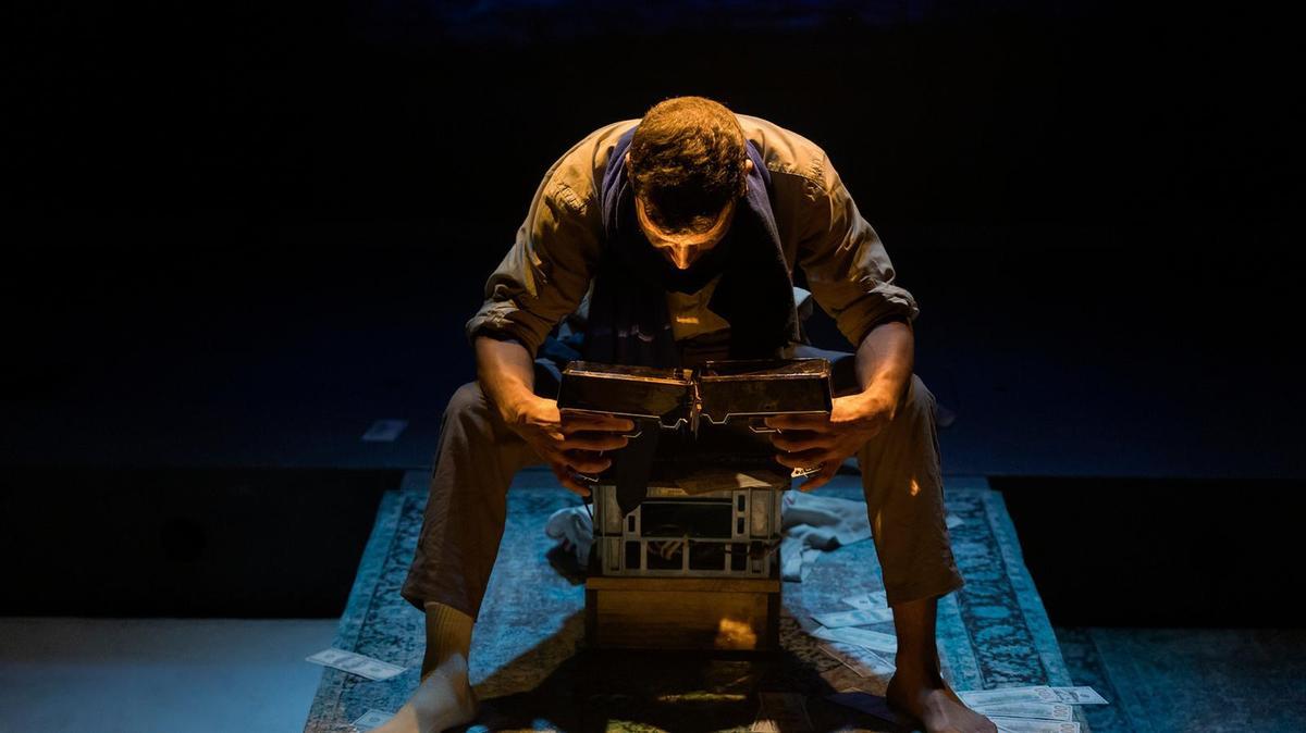 Portada de '14.4', título dentro de la programación 2025 - 26 del Teatro Cuyás.