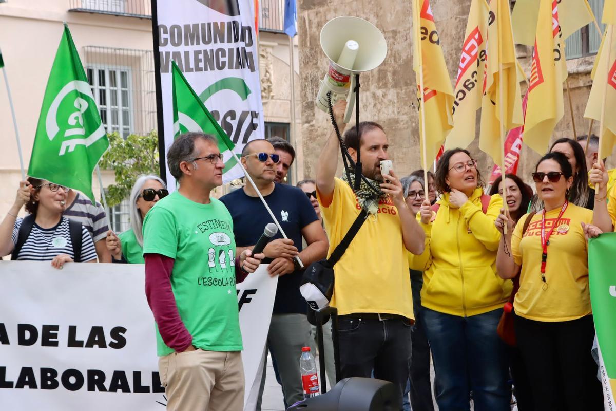 Los sindicatos de profesores apuntan directamente a Pérez Llorca: "Queremos negociar" Los sindicatos de profesores apuntan directamente a Pérez Llorca: "Queremos negociar"