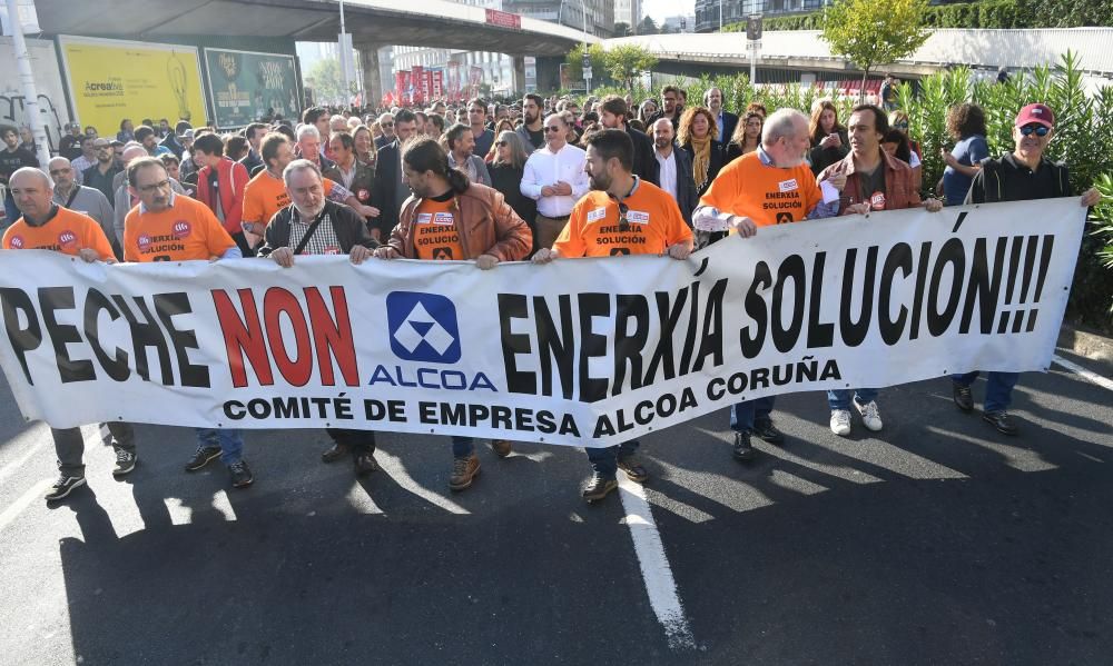 La concentración cuenta con una participación masiva - Entre los asistentes, trabajadores de la planta en Avilés y miembros de la Corporación.