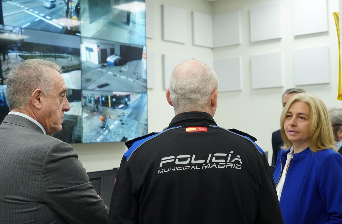 La vicealcaldesa de Madrid, Inma Sanz, con la Policía Municipal.