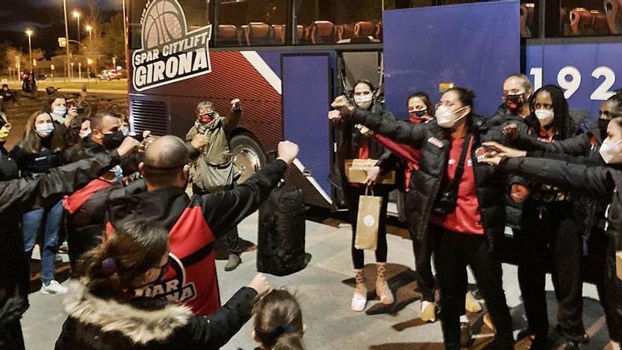 Jugadores i afició van fer pinya tots junts per celebrar la fita històrica de l&#039;Spar Girona aconseguida divendres a Schio.