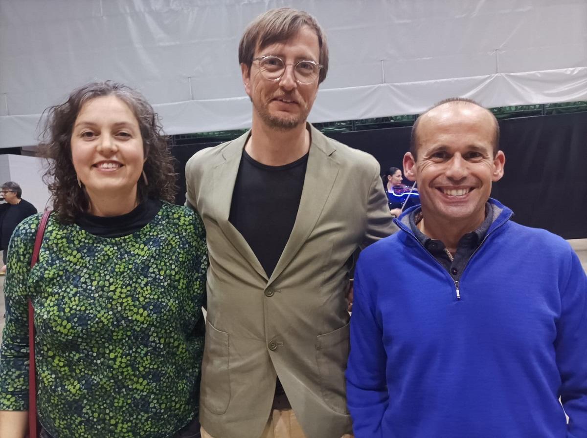 Montse Pascual amb Marc Vilahur i Ponç Feliu en un acte recent a l'Escala.