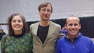 Montse Pascual amb Marc Vilahur i Ponç Feliu en un acte recent a lEscala