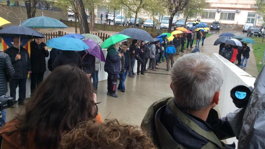 Gent esperant l&#039;arribada de Venturós, davant el jutjat.