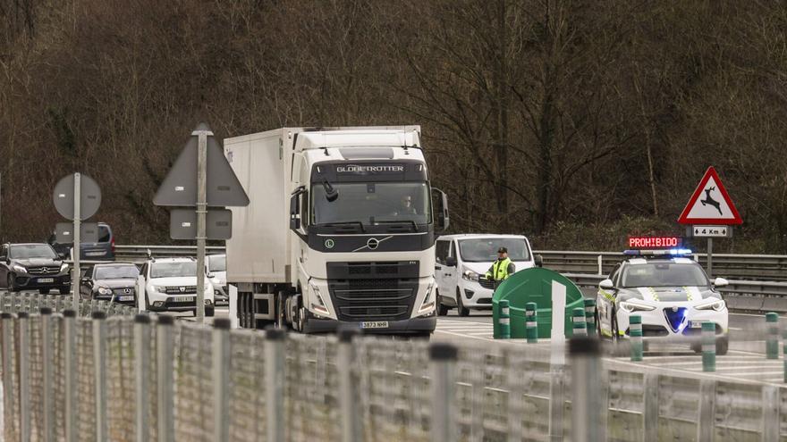 El temporal cerca a Asturias: cierra el Huerna en sentido León por un camión accidentado y Pajares con cadenas