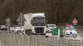 La nieve da un tregua en Asturias: el Huerna recupera la normalidad tras el cierre por un accidente de camión y en Pajares ya se circula sin restricciones