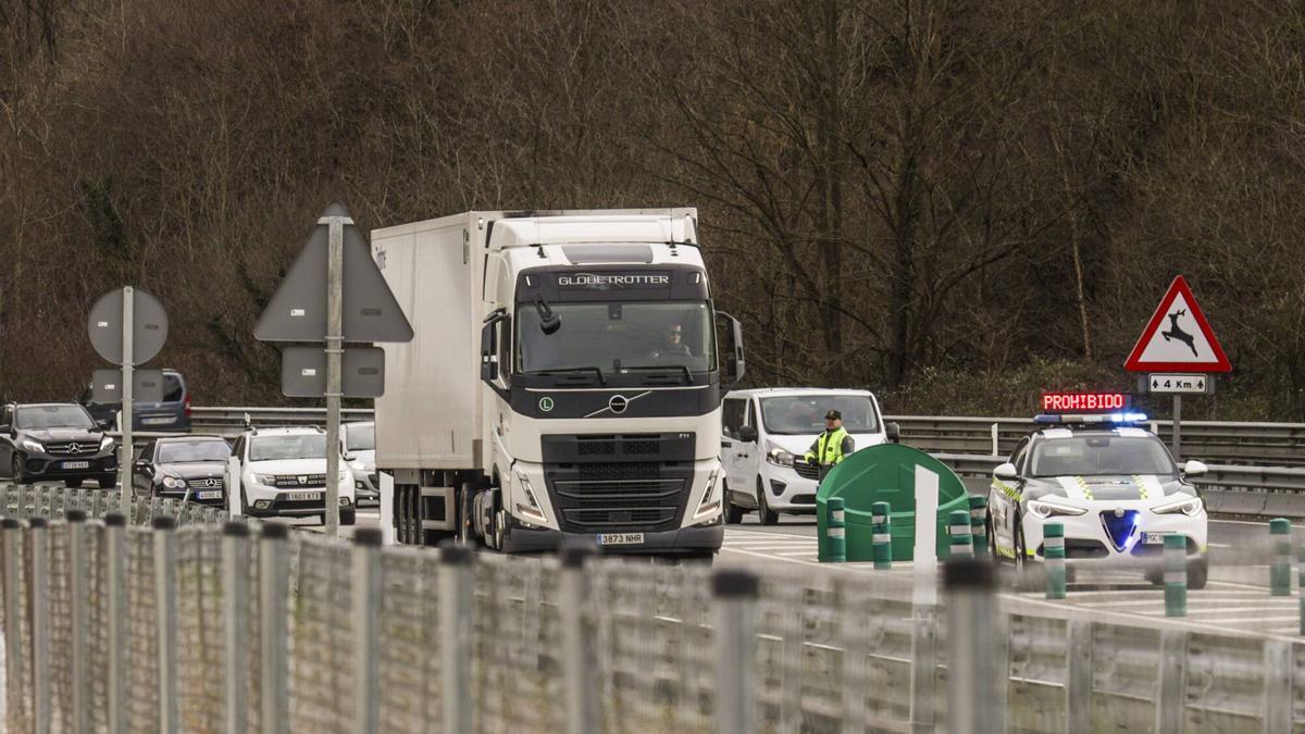 El temporal cerca a Asturias: cierra el Huerna en sentido León por un camión accidentado y Pajares con cadenas