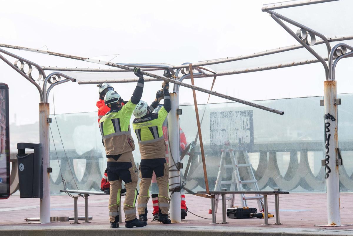 El viento levanta una marquesina de bus en el paseo, frente al Aquarium