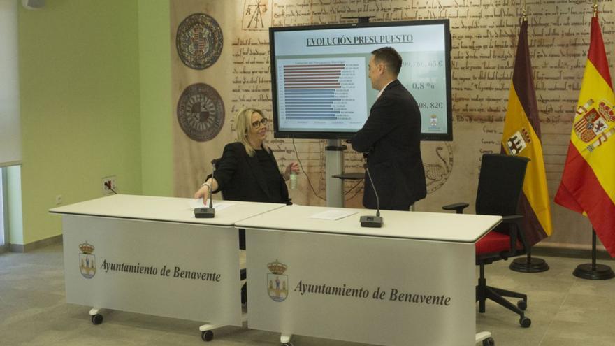 La concejala de Hacienda, Patricia Martín, y el alcalde de Benavente, Luciano Huerga, conversando sobre una imagen de la evolución presupuestaria municipal.