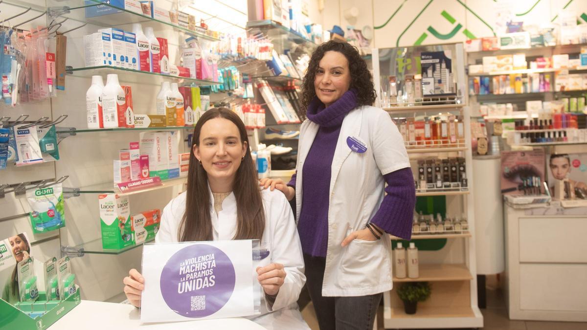 Paula Abelleira, a la izquierda, y Blanca González, en la farmacia Orillamar 54, en A Coruña.