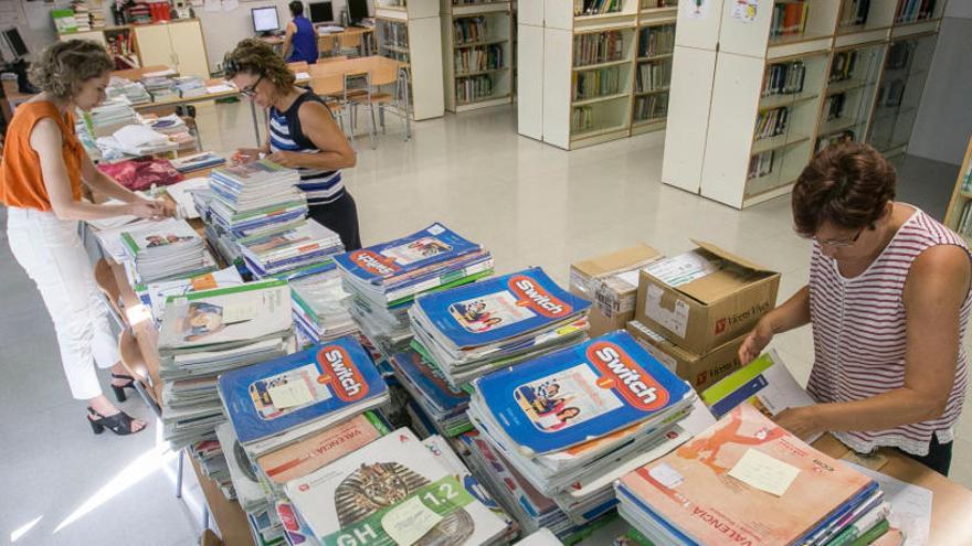 Entrega de libros en un colegio para el sistema de xarxa de llibres
