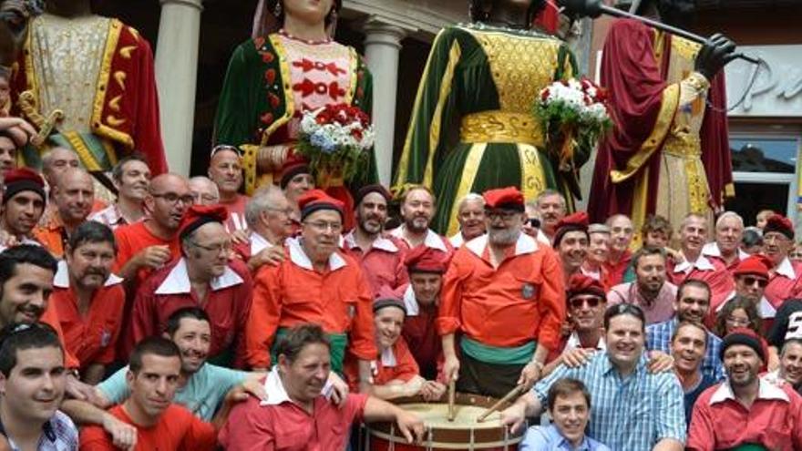 Foto d&#039;antics geganster iels actuals amb les dues parelles de gegants aquest diumenge després de la Patum de lluïment