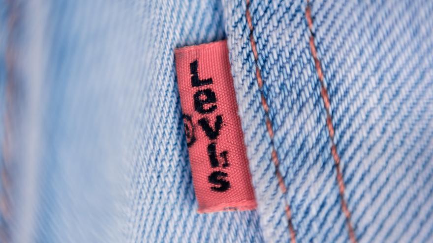 La falda de corte sirena de Levi’s con la que ir a la moda este verano