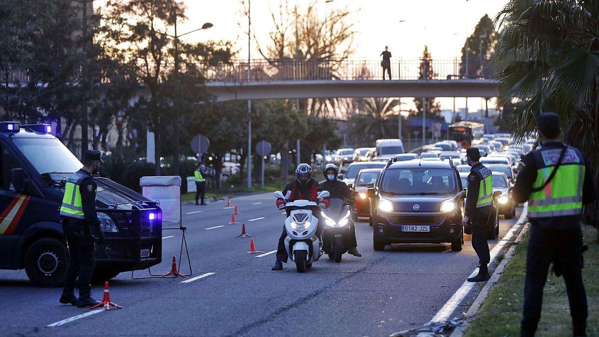 Confinamiento de València: control de la Policía Nacional, ayer, en la avenida del Cid, horas antes del cierre perimetral de la ciudad.