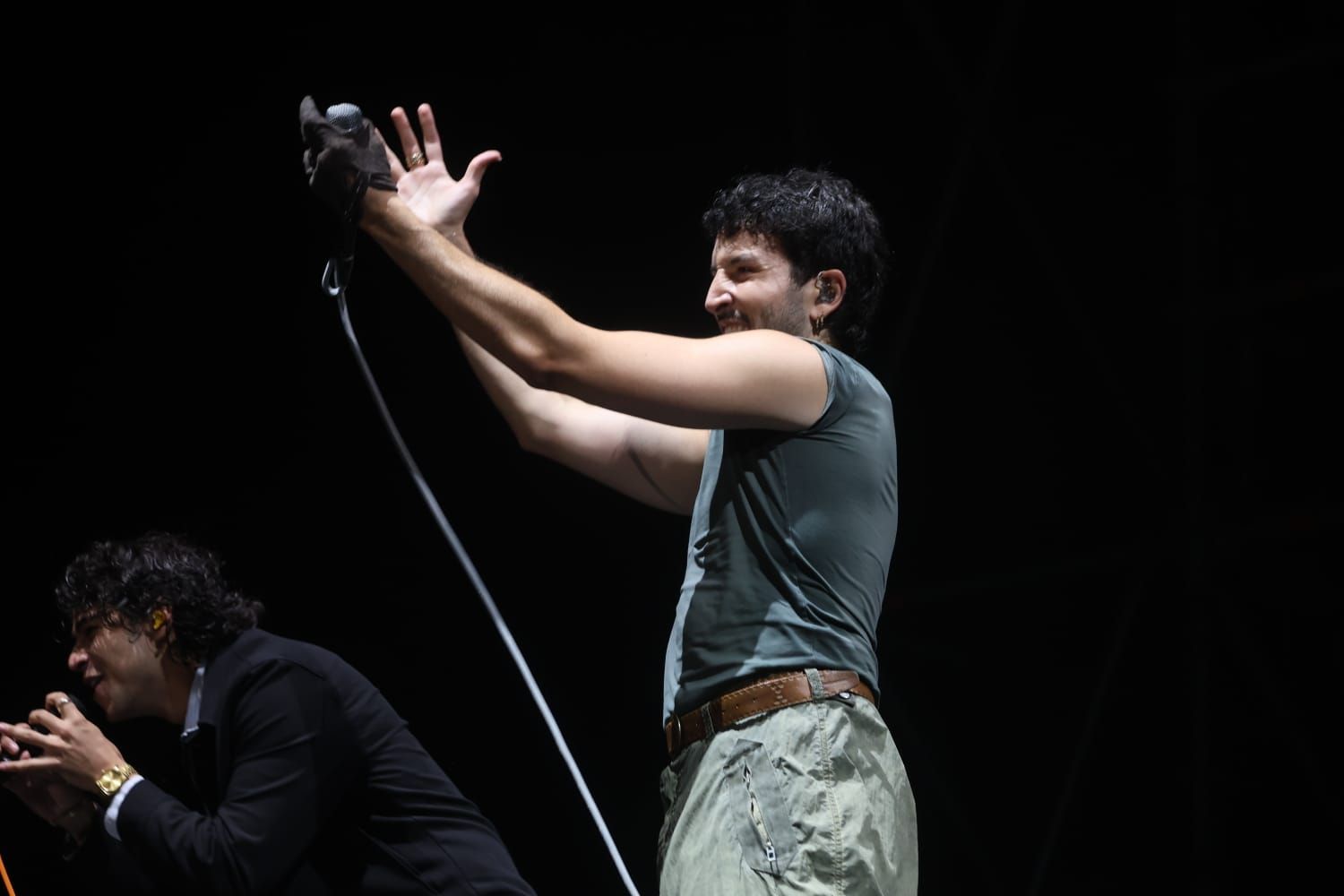 Sebastián Yatra se funde con el público y sus 'Tacones Rojos' pone en pie al Roig Arena