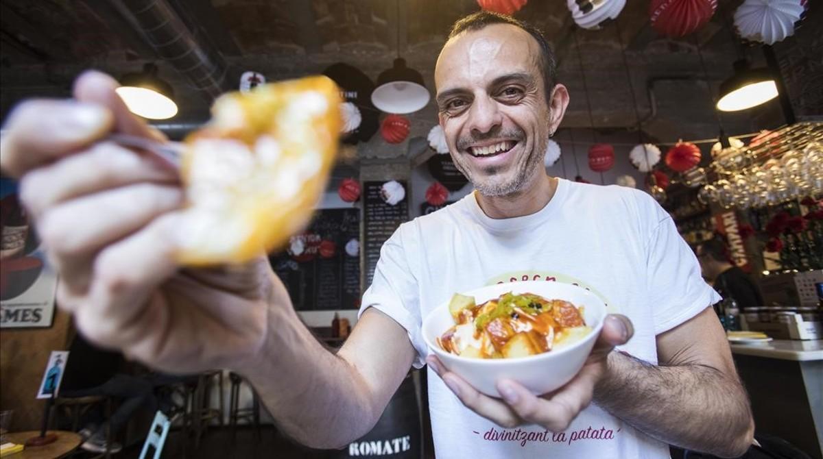 Edu González posa con una ración de patatas del Senyor Vermut. Son las bravas que están en el número 1 del ránking de su blog. Edu González posa con una ración de patatas del Senyor Vermut. Son las bravas que están en el número 1 del ránking de su blog.