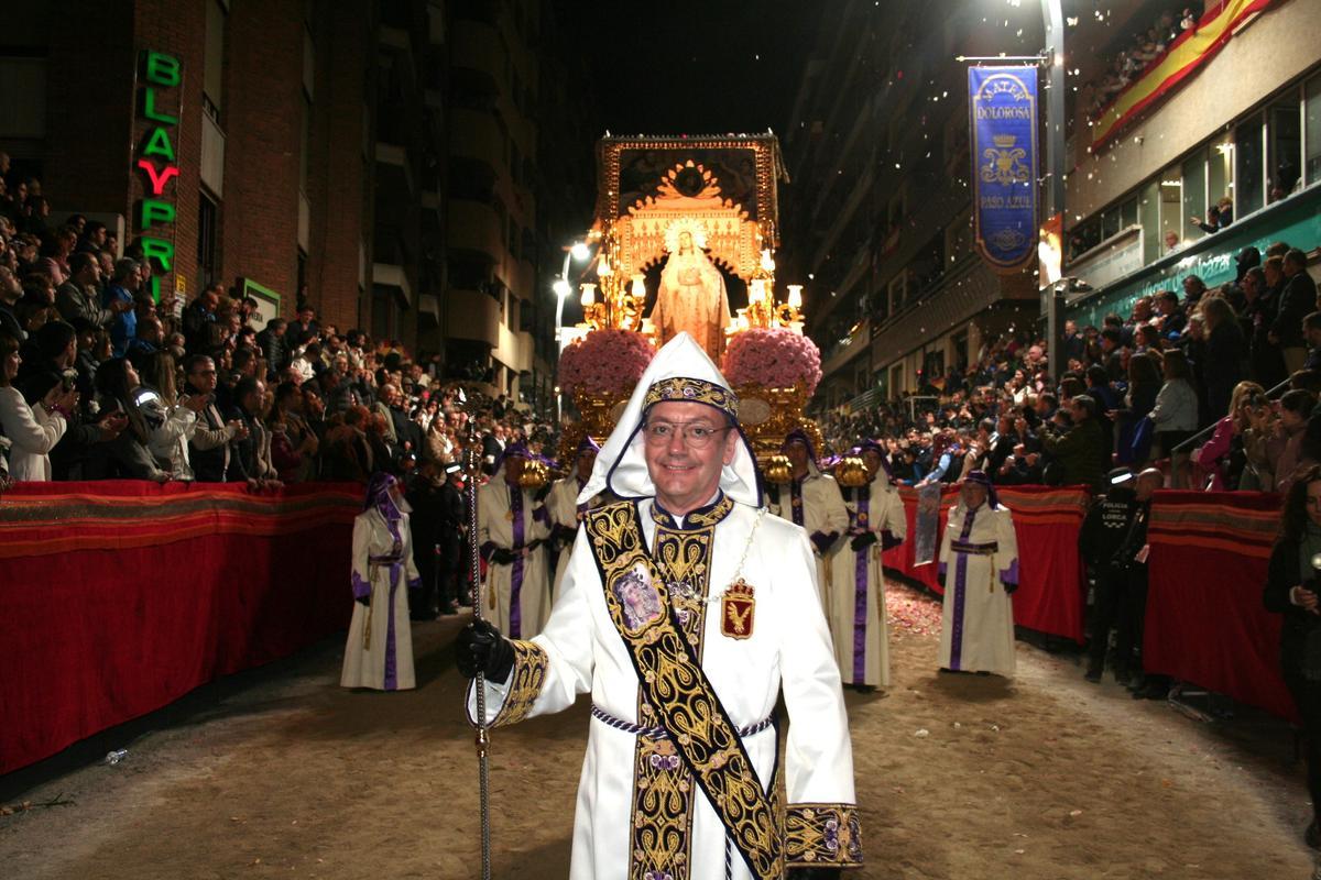 El presidente del Paso Blanco, Ramón Mateos Padilla, procesionó ante el trono de la Virgen de la Amargura.