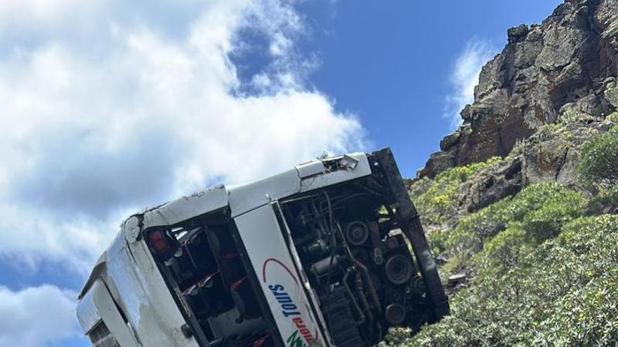 Un muerto y 14 heridos tras precipitarse una guagua en San Sebastián de La Gomera