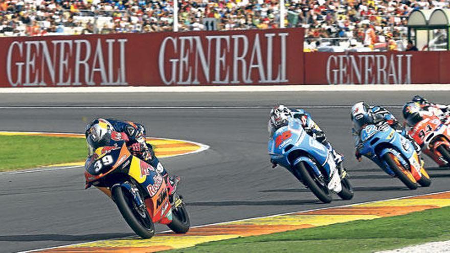 Luis Salom, al frente de la última carrera del Mundial disputada el pasado domingo en el circuito de Cheste.